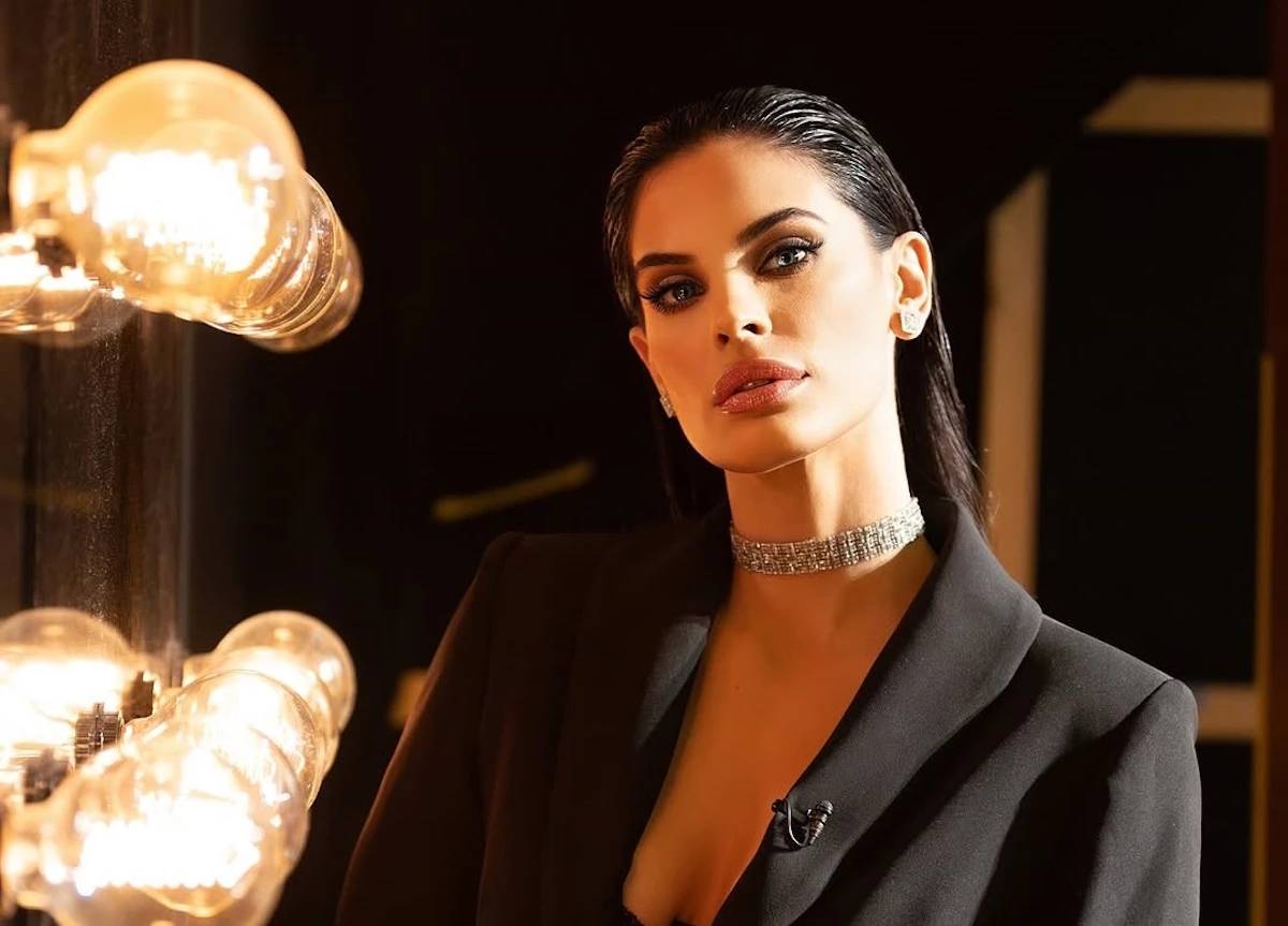 Χριστίνα Μπόμπα | Με skater φούστα και πλεκτό πουλόβερ στο πρώτο look της άνοιξης