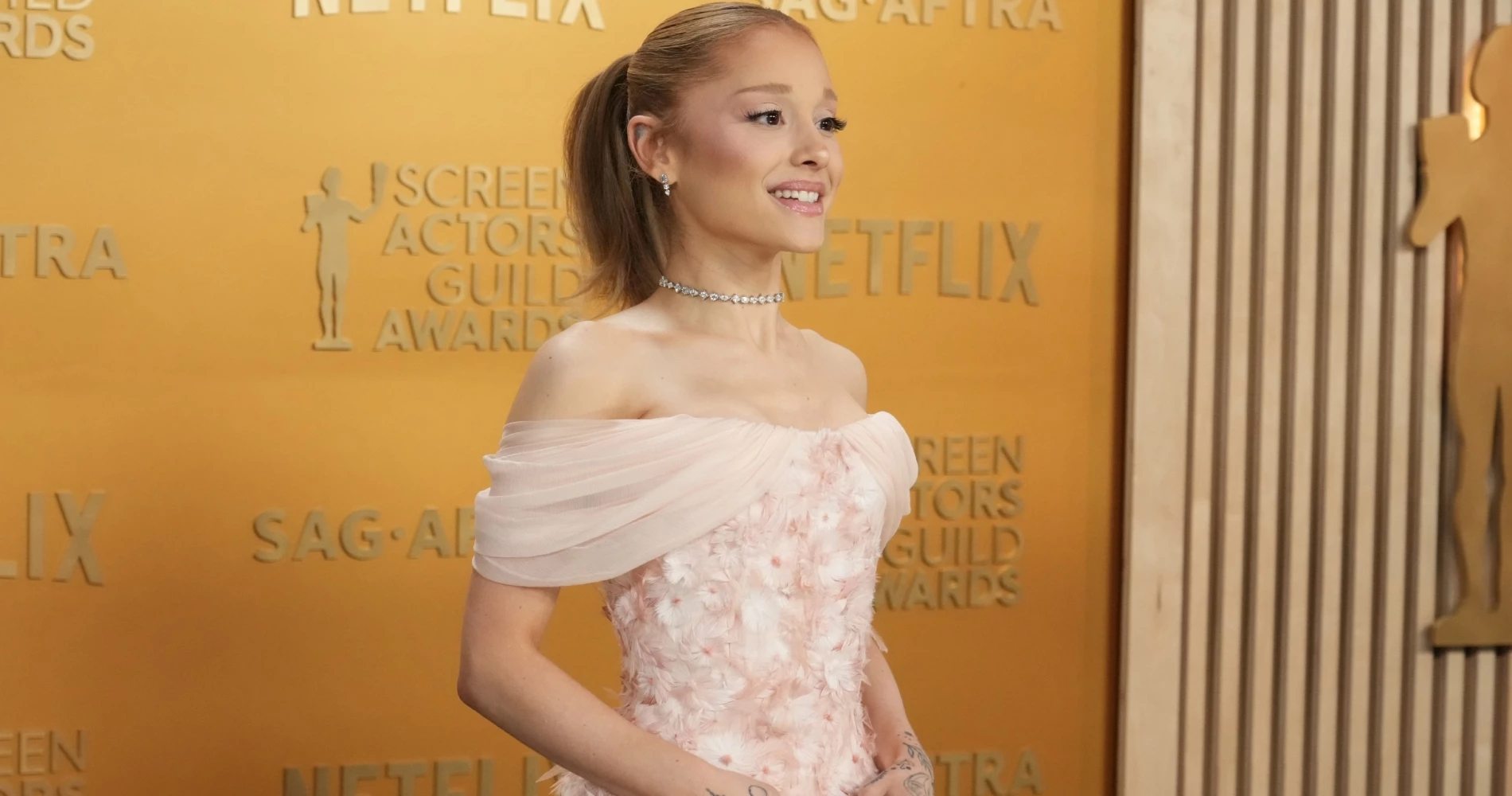 Ariana Grande & Selena Gomez | Το μανικιούρ τους στα SAG Awards είναι το inspo που χρειάζεσαι για την άνοιξη