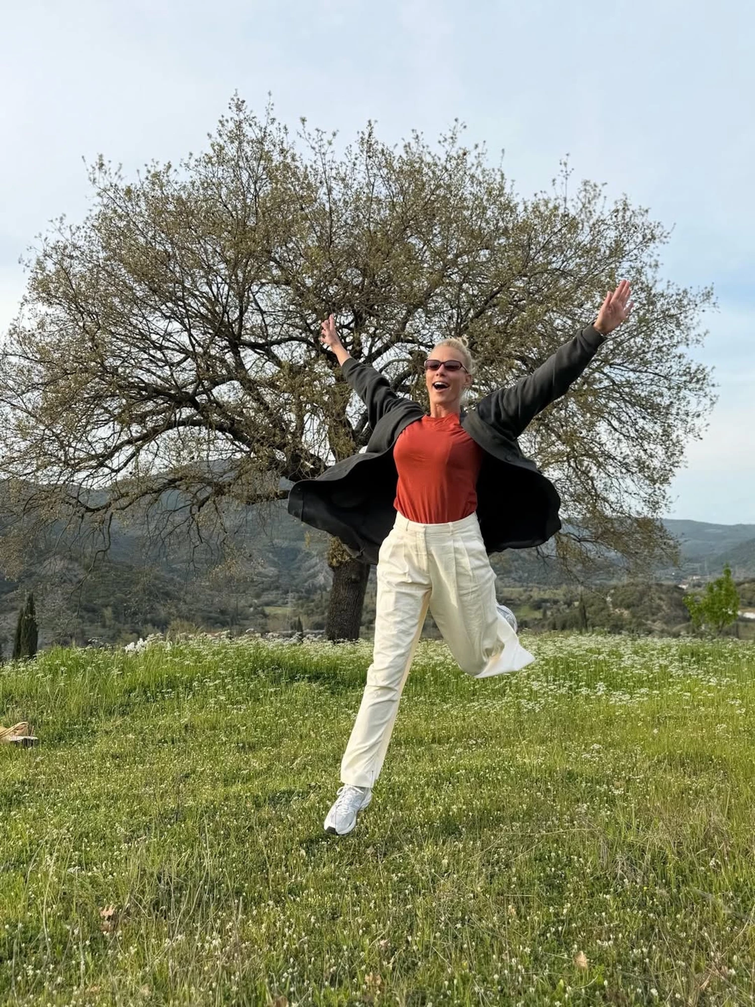 Επιστροφή στις ρίζες για τη Ζέτα Μακρυπούλια | Στο χωριό με το τέλειο λευκό παντελόνι