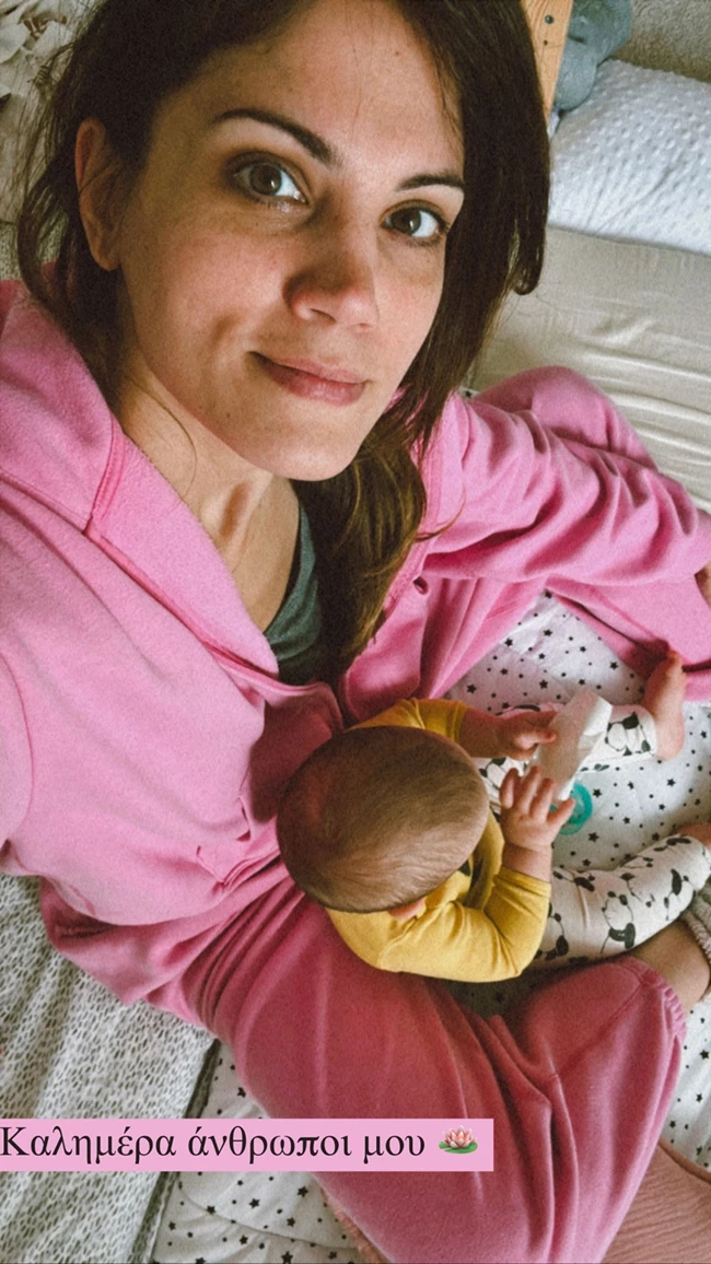Μαίρη Συνατσάκη | Η τρυφερή φωτογραφία με την Ολίβια και τα πρωινά τους παιχνίδια στο κρεβάτι