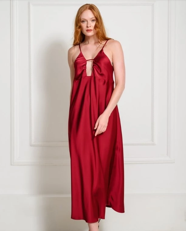 Η Χριστίνα Κοντοβά προτείνει πώς να δημιουργήσεις ένα festive look με ένα lingerie dress