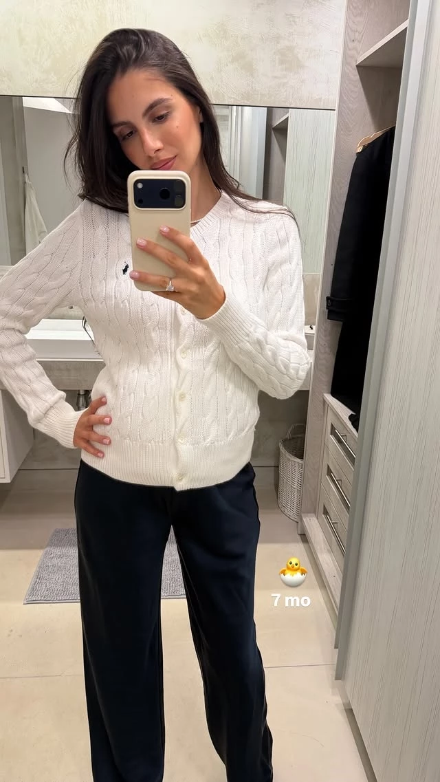 "Η πιο όμορφη έγκυος" | Η Αλεξάνδρα Νίκα τσούγκρισε πασχαλινά αυγά με τον Βασίλη της