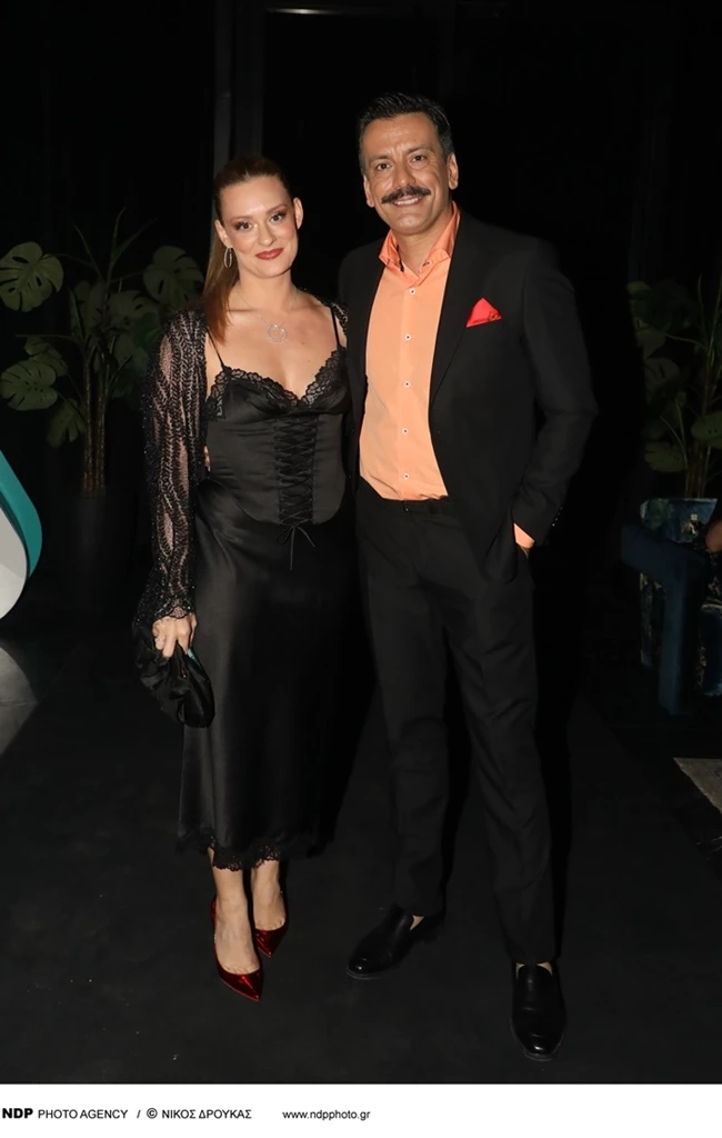 Ο Θάνος Κιούσης με την κούκλα σύζυγό του σε σπάνια δημόσια εμφάνιση