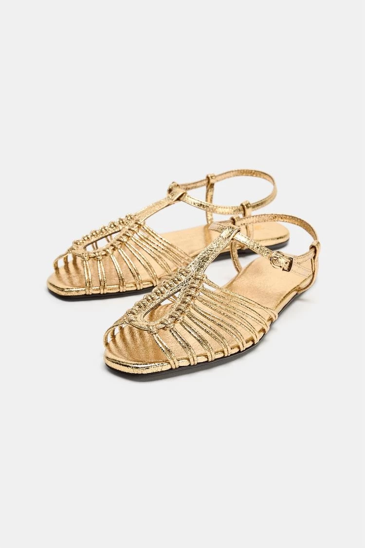 Τα χρυσά flat πέδιλα από τη Zara για εσένα που θέλεις να είσαι άνετη στις βραδινές εξόδους