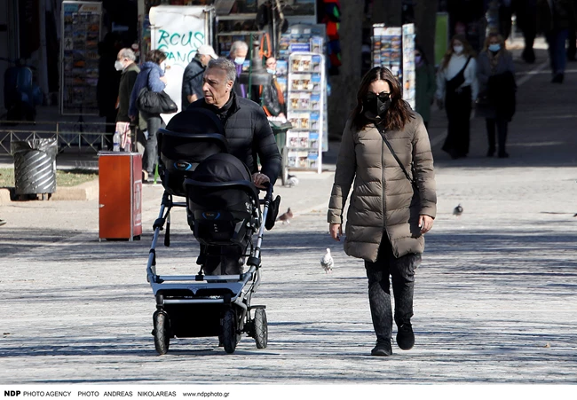 Η Όλγα Κεφαλογιάννη και ο Μίνως Μάτσας βόλτα με τα δίδυμα στο κέντρο της Αθήνας