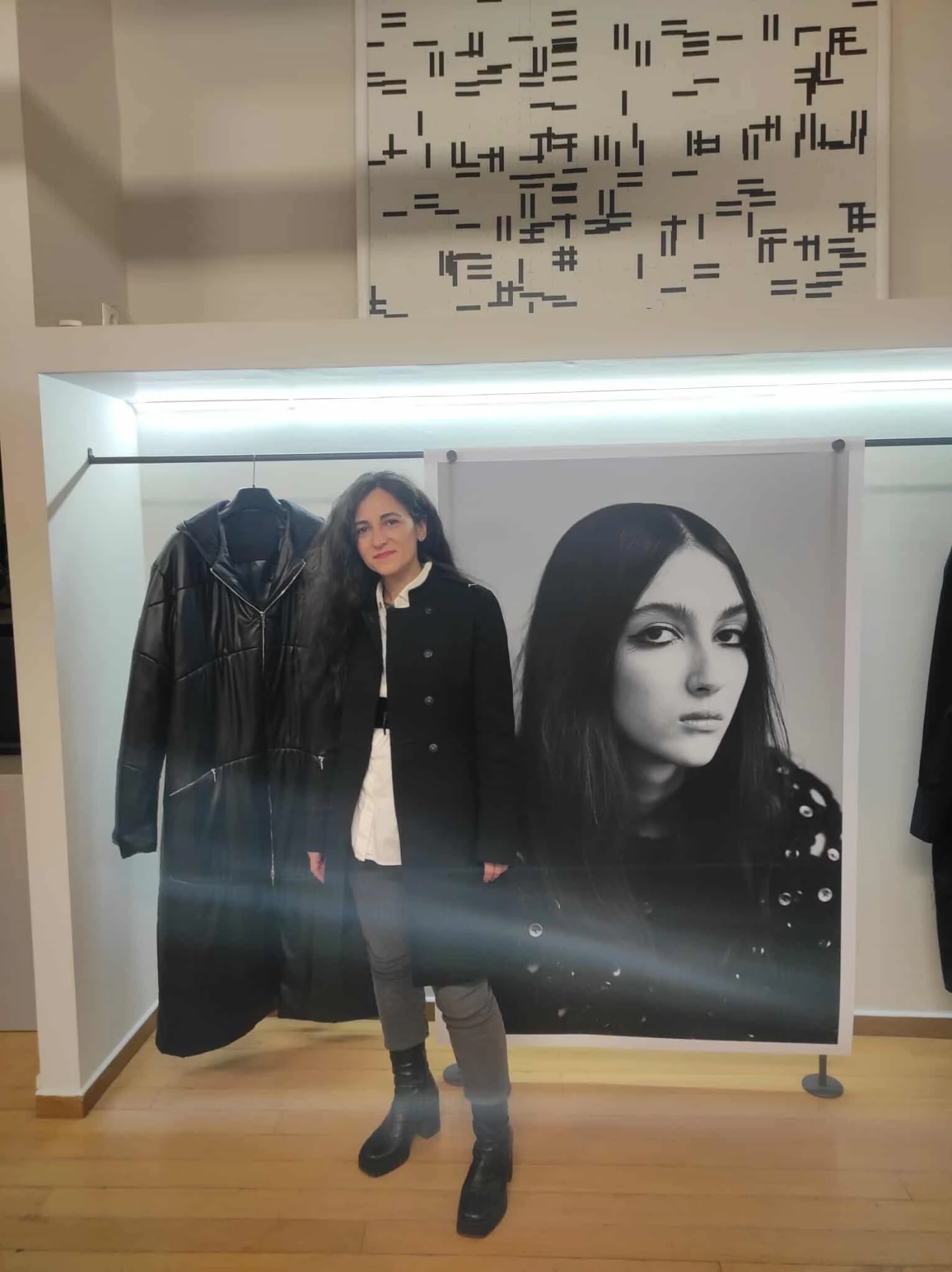 Δήμητρα Βγενοπούλου, fashion editor: Look με στενό παντελόνι τζιν, κοντό παλτό, λευκό πουκάμισο, μπότες και φαρδιά ζώνη.