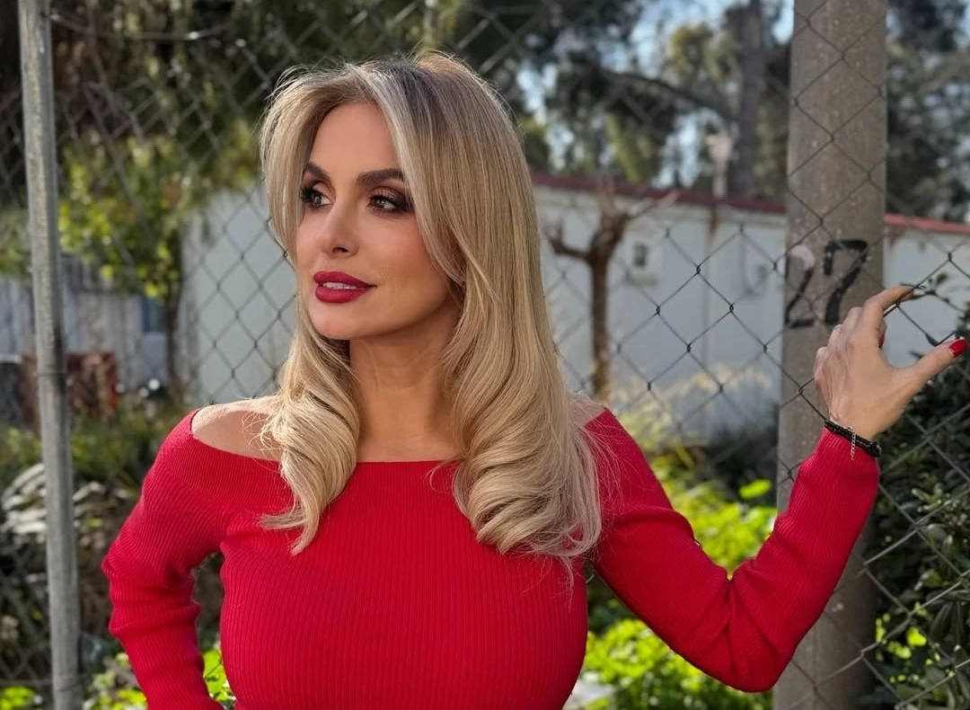 Ζωή Κρονάκη | Αγνώριστη 10 χρόνια πριν η γνωστή παρουσιάστρια