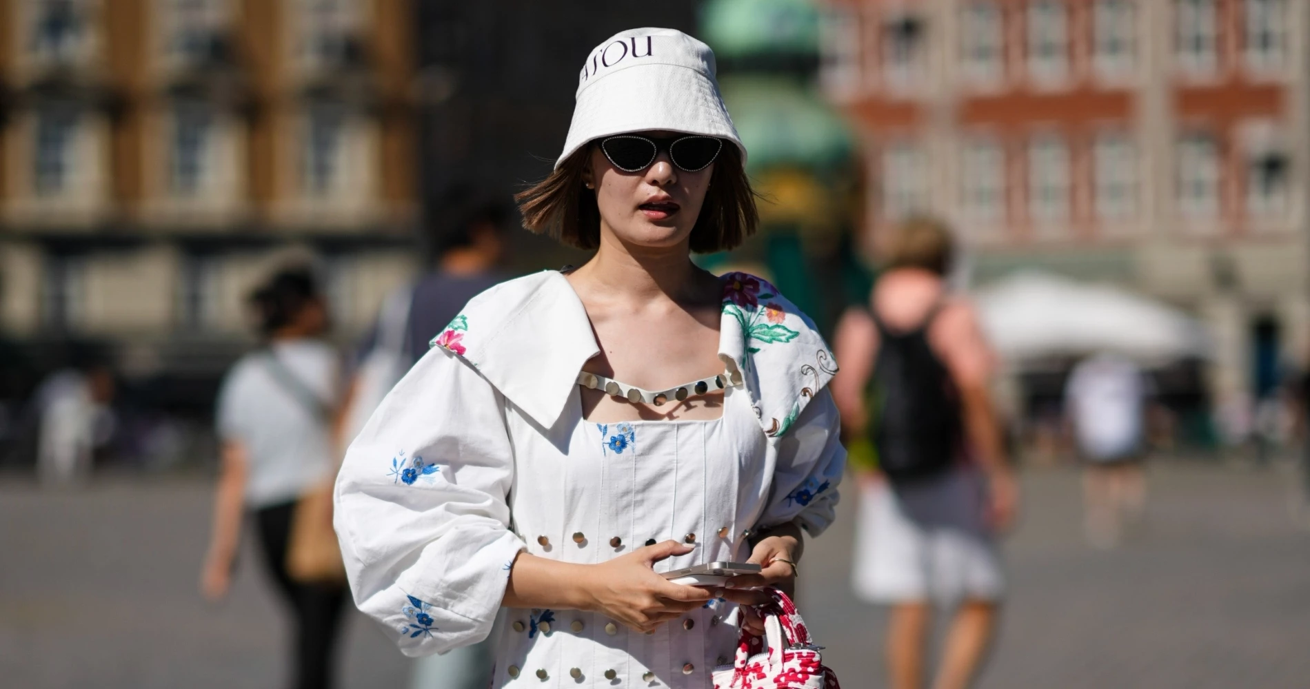 Αυτό είναι το κομψό αξεσουάρ που πρέπει να έχεις σίγουρα μαζί σου στις διακοπές