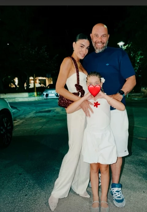 Η Ανατολή Κουινέλη με total white look και χρυσές μπαλαρίνες | Οι φωτογραφίες με τους γονείς της