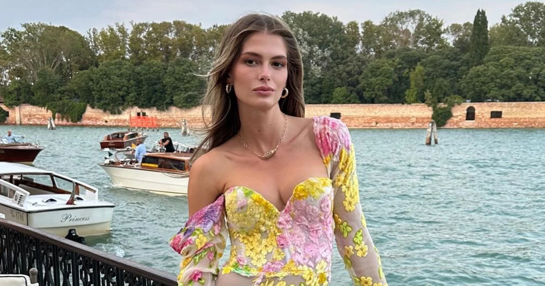 Η Αμαλία Κωστοπούλου με φόρεμα στο χρώμα που είναι τέλεια επιλογή για καλοκαιρινούς γάμους