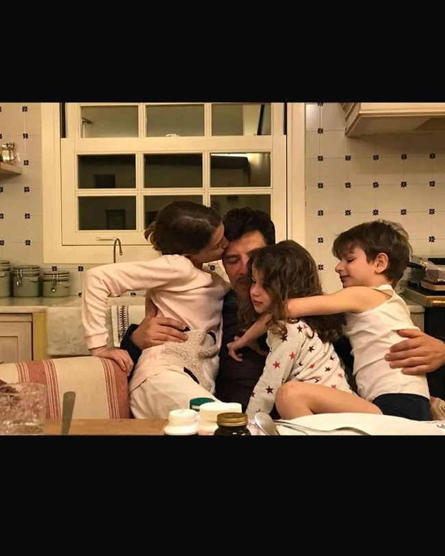 Ο Σάκης Ρουβάς σε αδημοσίευτες φωτογραφίες με τα παιδιά του - "Μεγαλώνετε όμορφα"