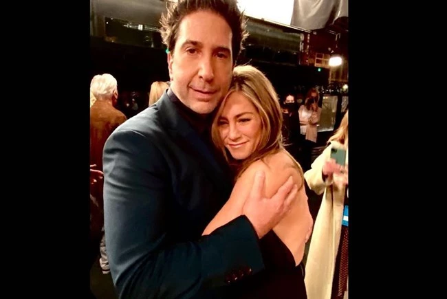 David Schwimmer - Jennifer Aniston | Η τελευταία αγκαλιά στα παρασκήνια του Friends reunion