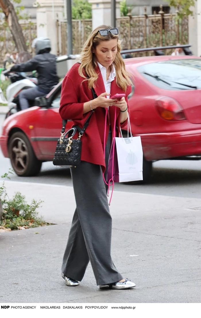 H Μαριέττα Χρουσαλά με μεταλλιζέ μπαλαρίνες στο κέντρο της Αθήνας