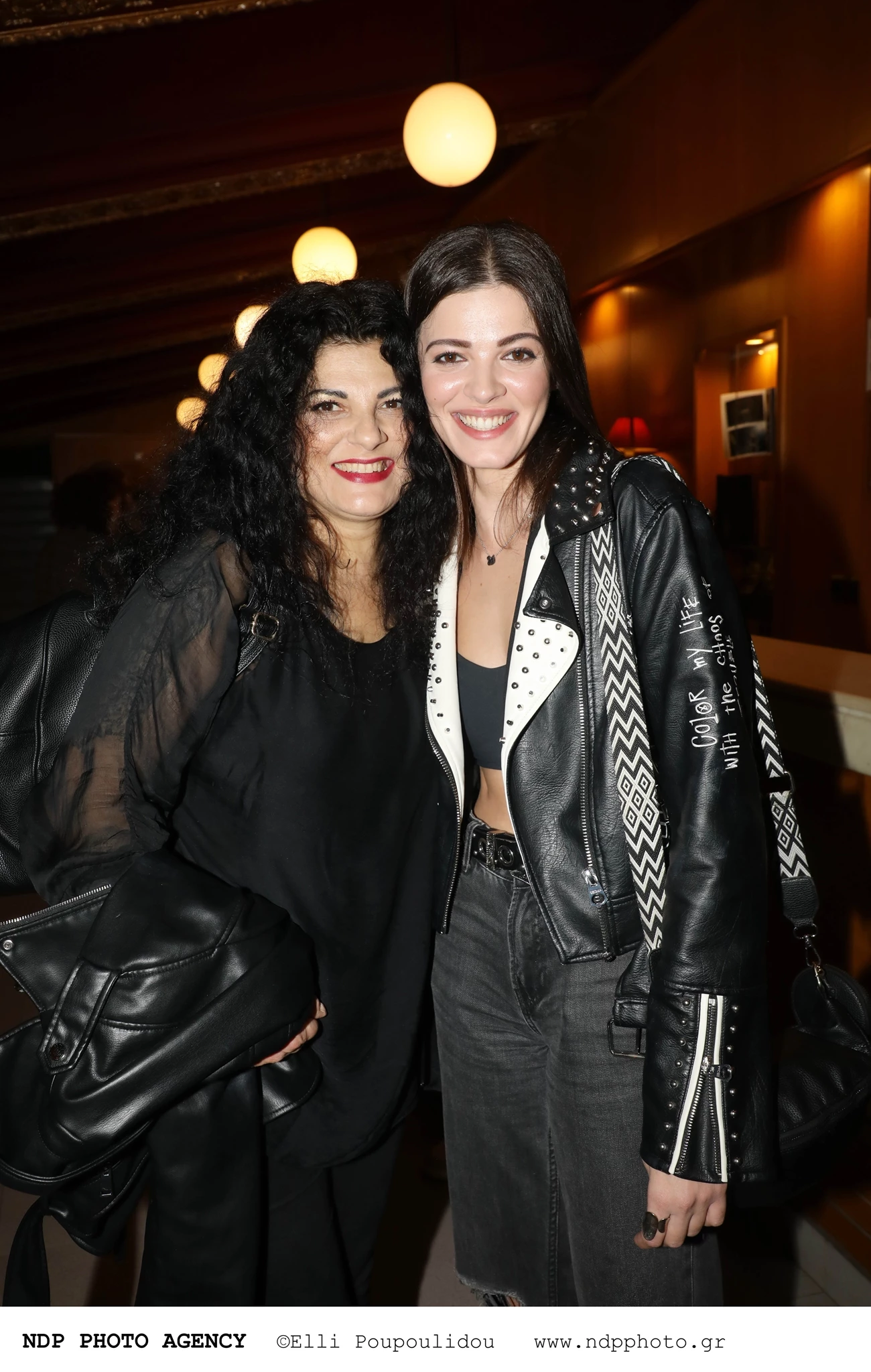 H Τζένη Καζάου και η Τάνια Τρύπη στην πρεμιέρα "Η μητέρα του σκύλου"