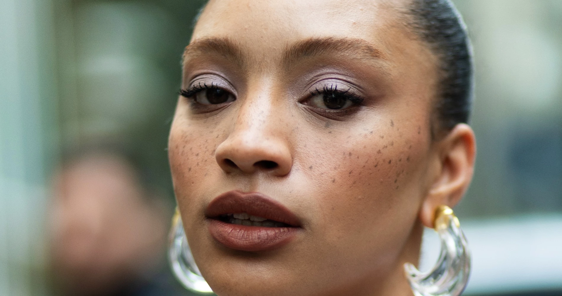 5 παλέτες σκιών σε γήινες, neutral και bronze αποχρώσεις με λιγότερα από 13 ευρώ