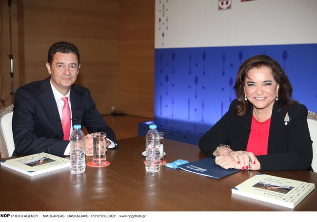 Η Ντόρα Μπακογιάννη με τα εγγόνια της και τη νύφη της, Σία Κοσιώνη, στην παρουσίαση βιβλίου της Μαρίκας Μητσοτάκη