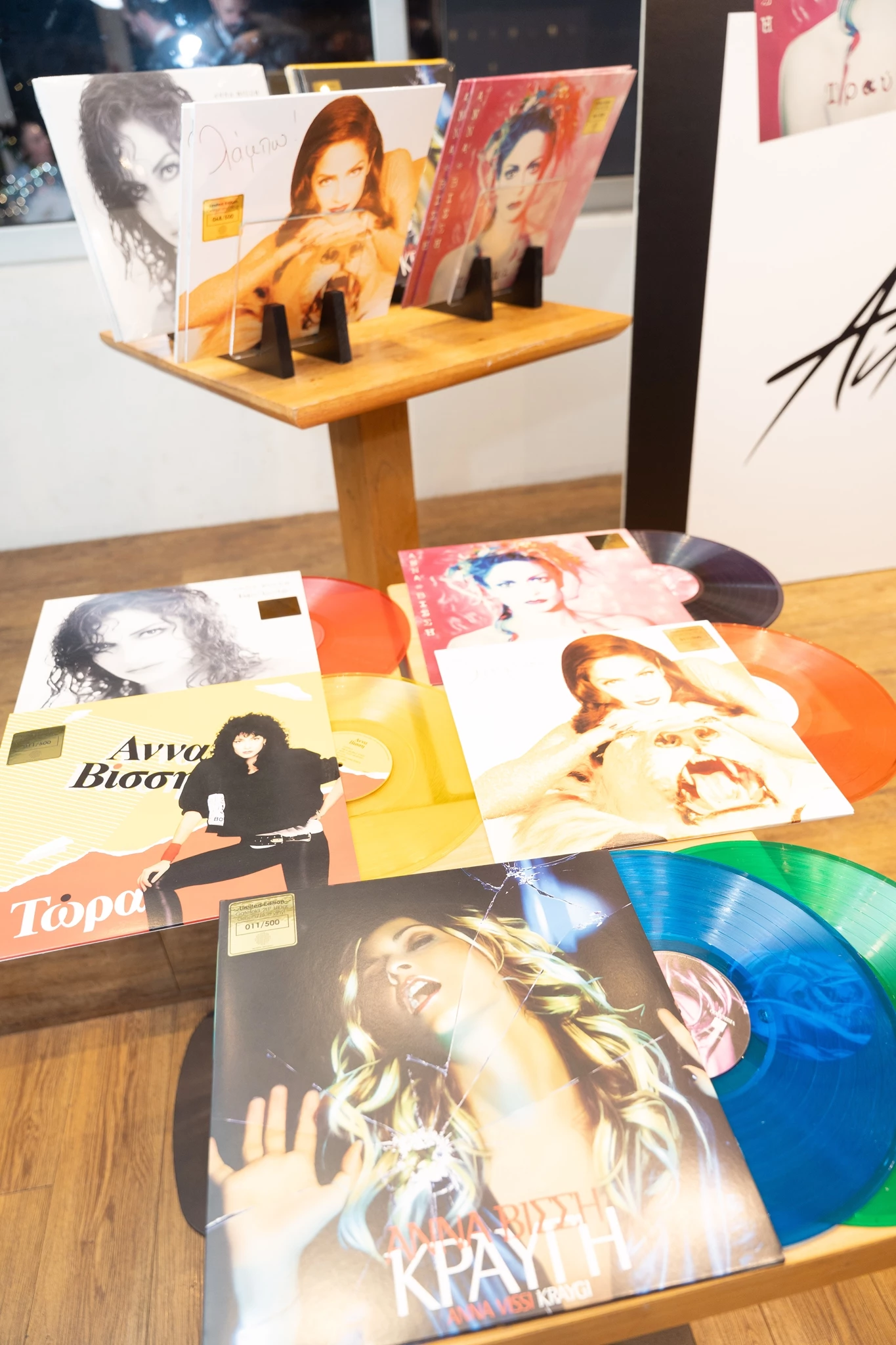 H Άννα Βίσση στην υπογραφή των συλλεκτκών της βινυλίων