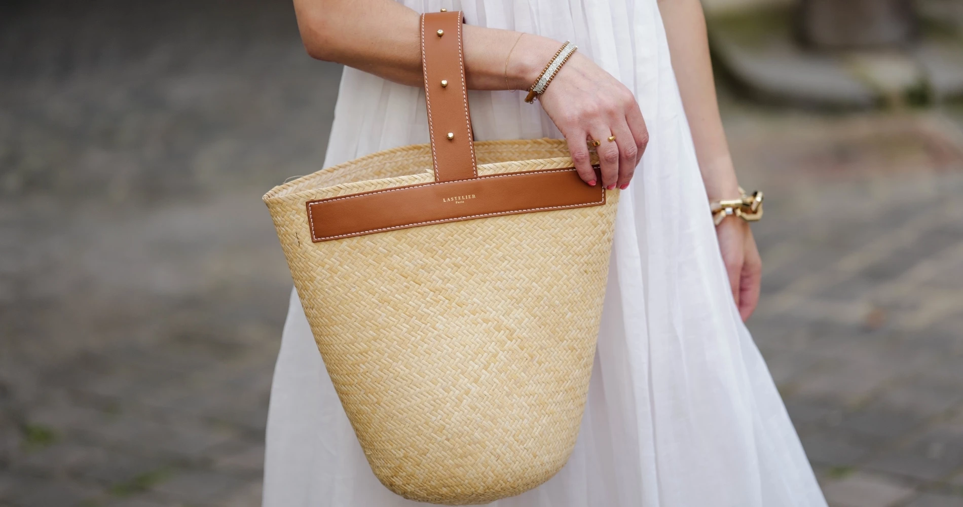 Αυτή η ψάθινη τσάντα με δερμάτινες λεπτομέρειες θα γίνει η αγαπημένη σου για τις πρωινές εμφανίσεις της άνοιξης