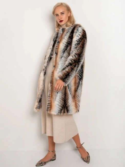 Κατερίνα Καινούργιου | Φόρεσε το πιο κομψό faux γούνινο παλτό που θα βρεις με έκπτωση