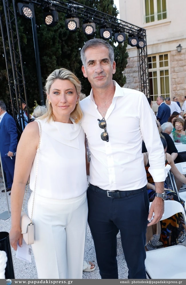 Η Σία Κοσιώνη με total white εμφάνισή