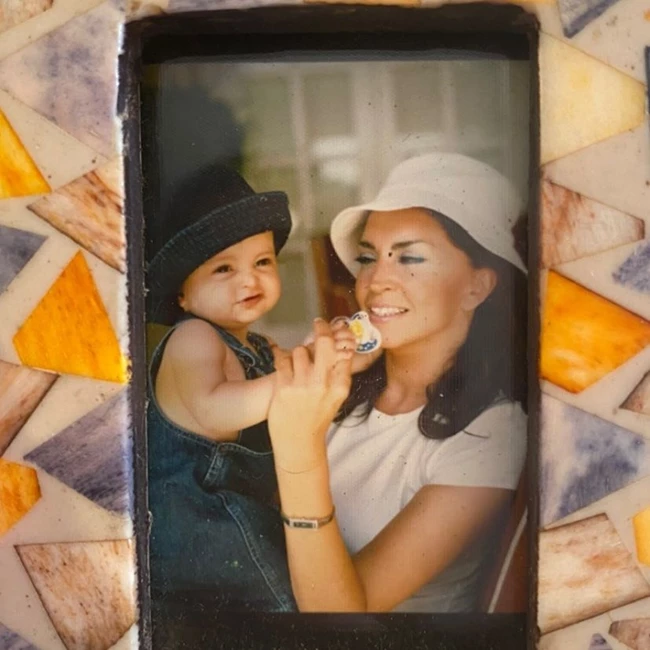 Η Μαριτίνα Ντενίση σε μία σπάνια φωτογραφία από τα παιδικά της χρόνια, αγκαλιά με τη μητέρα της, Μιμή Ντενίση