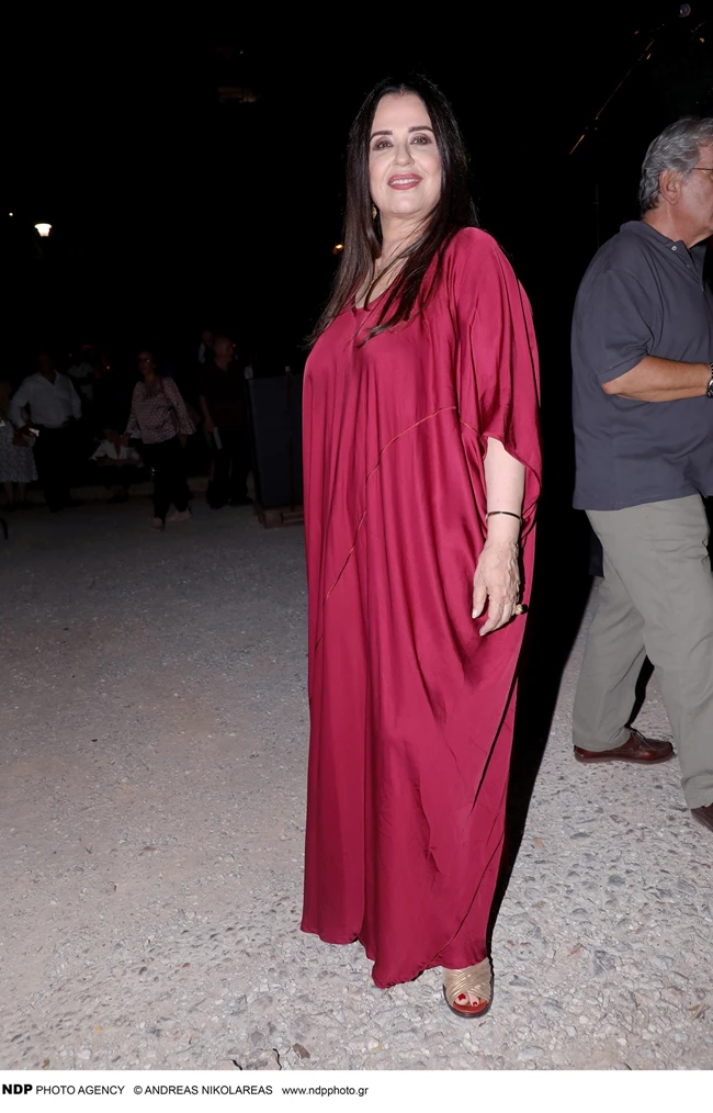 Μαρία Τζομπανάκη | Η εντυπωσιακή εμφάνισή της σε εκδήλωση στους Αμπελόκηπους- Το κόκκινο μάξι φόρεμά της