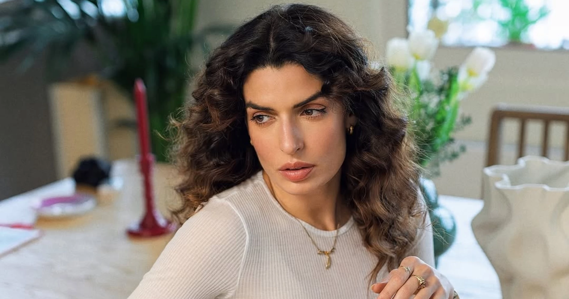 Τόνια Σωτηροπούλου | Με τονισμένο βλέμμα και nude lips σε μακιγιάζ-φόρο τιμής στη δεκαετία του ‘90