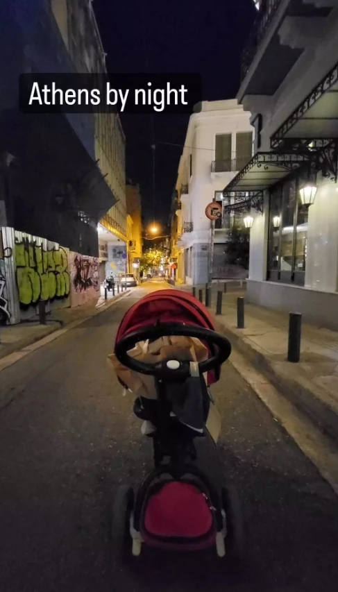 Λεωνίδας Κουτσόπουλος | Η βραδινή βόλτα με τον 11 μηνών γιο του στο κέντρο της Αθήνας