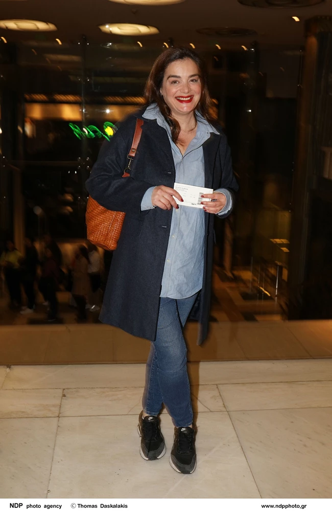 Η Γωγώ Μπρέμπου σε θεατρική πρεμιέρα με total denim look