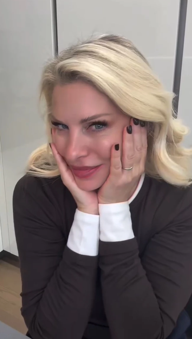 Ελένη Μενεγάκη νύχια