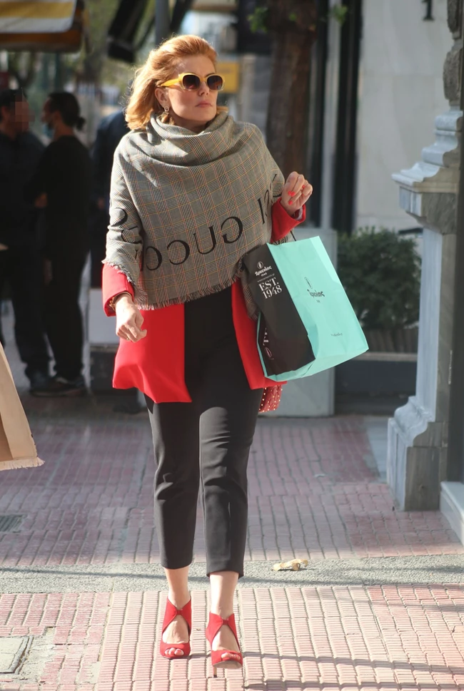 Ευγενία Μανωλίδου | Χαλαρή βόλτα στο κέντρο της Αθήνας με το luxury outfit που θα συζητηθεί
