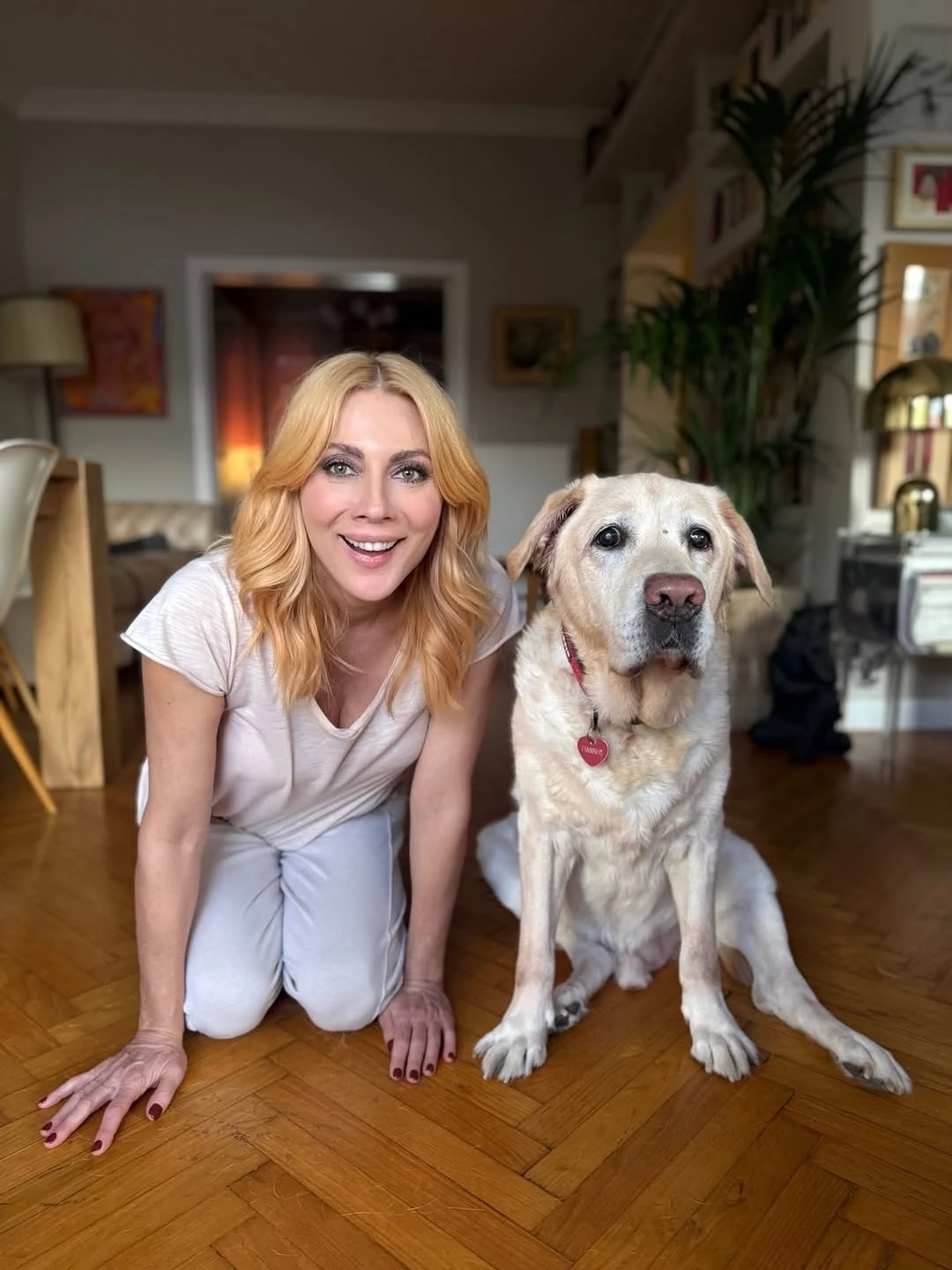 Στο σπίτι της Σμαράγδας Καρύδη στη Διονυσίου Αρεοπαγίτου | Το vintage σαλόνι και τα μοντέρνα στοιχεία στο καθιστικό