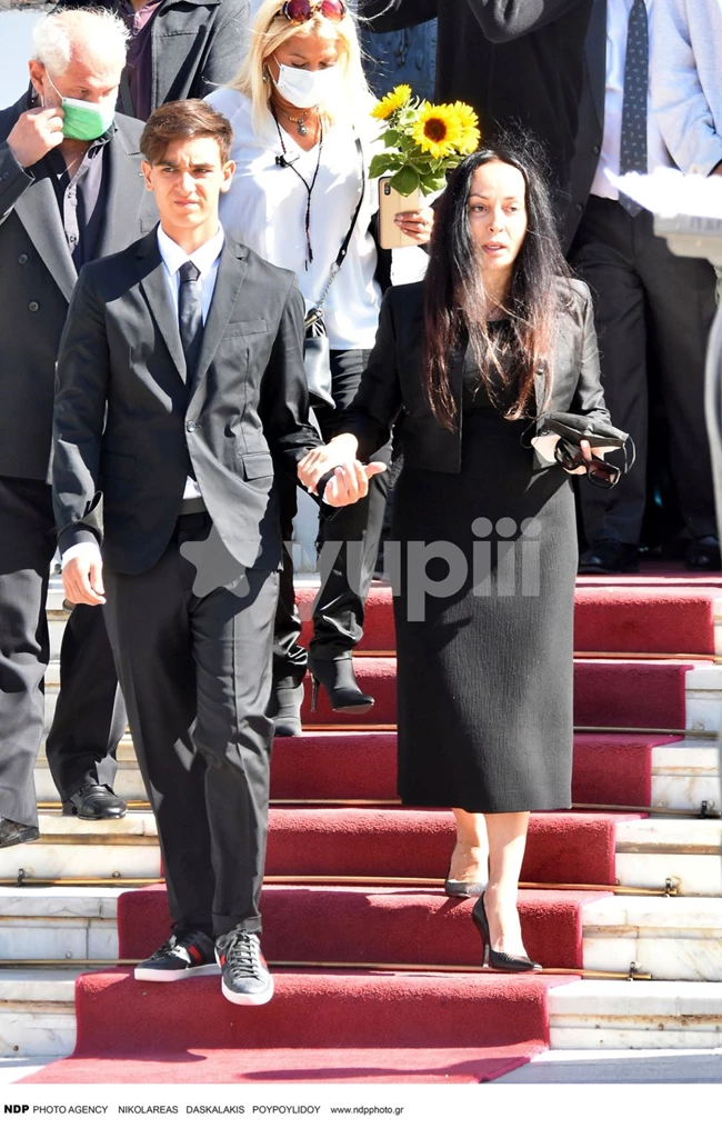 Η Βίκυ Σταμάτη με τον γιο της σε σπάνια εμφάνιση στο μνημόσυνο του Άκη Τσοχατζόπουλου