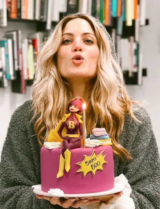 Πιο ξανθιά από ποτέ η Μαίρη Συνατσάκη | Τα γενέθλιά της, η ηλικία της και οι εντυπωσιακές τούρτες