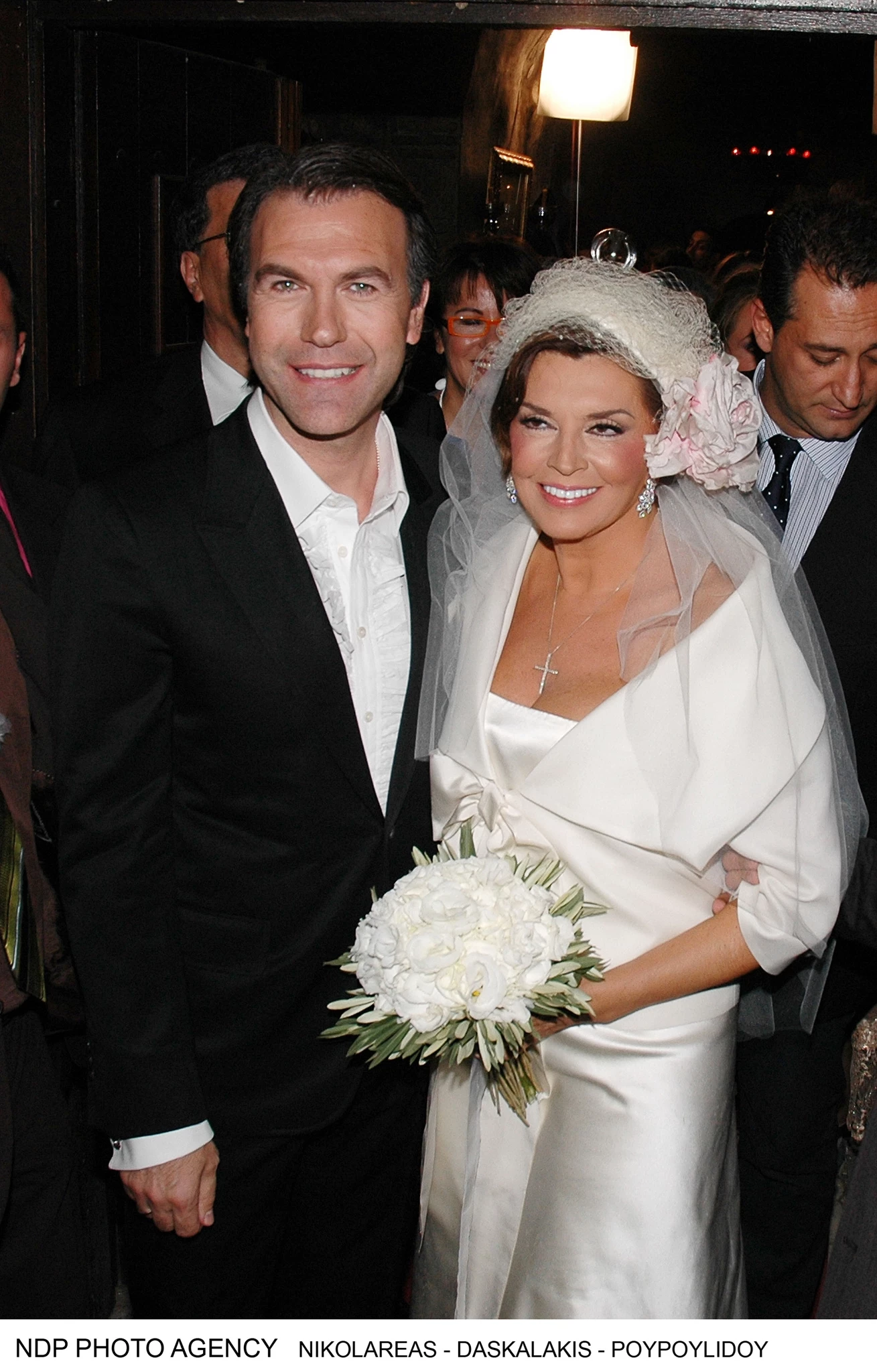 Η πιο glamorous νύφη | Τα δύο νυφικά που φόρεσε η Μιμή Ντενίση στο γάμο της με τον Σωτήρη Πολύζο