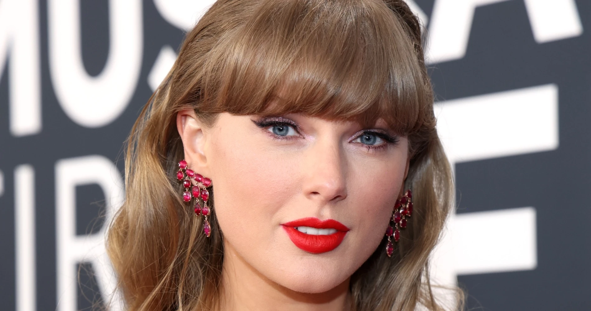 8 matte κραγιόν σε φλογερό κόκκινο για την Ημέρα του Αγίου Βαλεντίνου