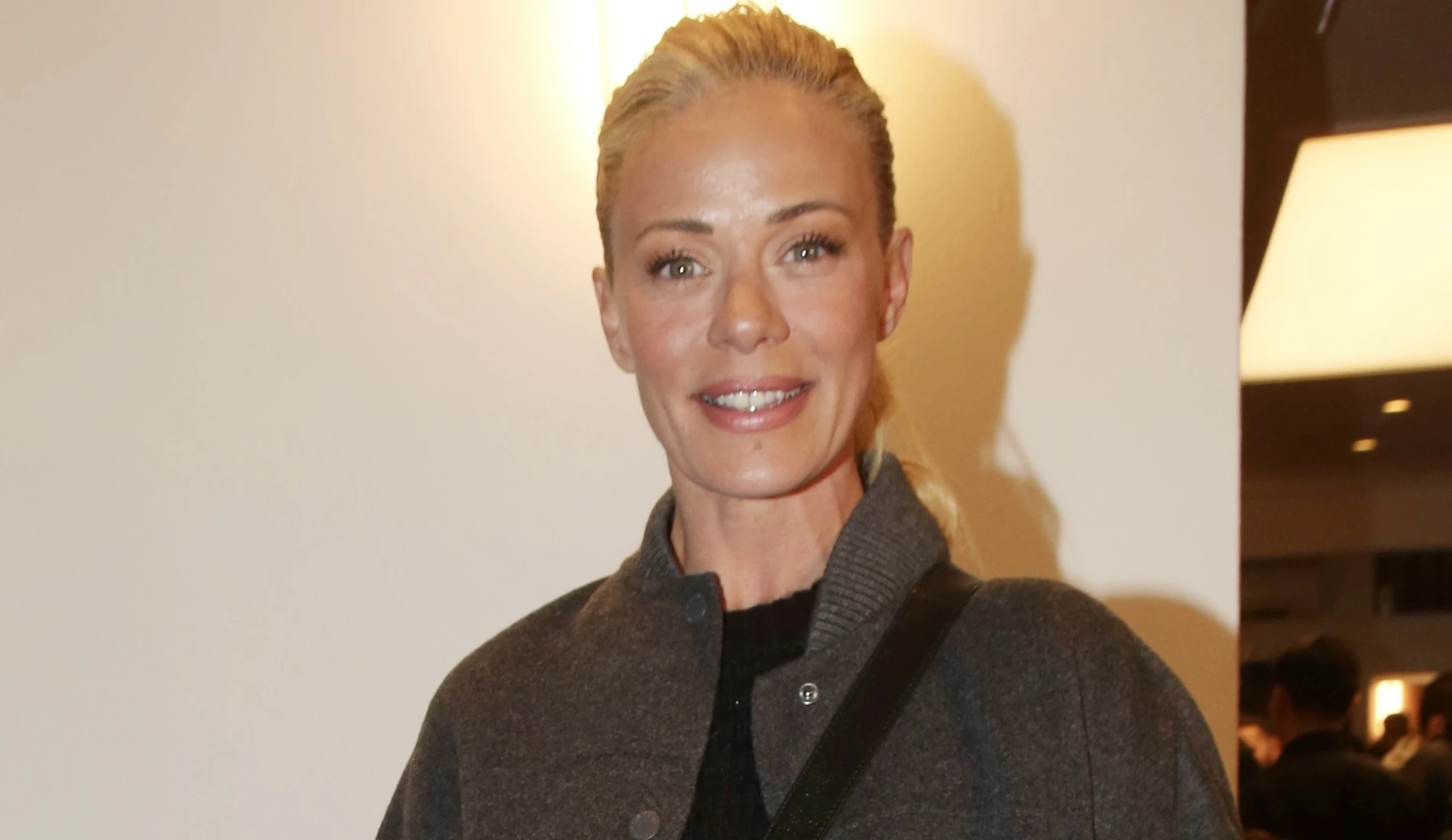 Η Ζέτα Μακρυπούλια με το παλτό που έχουμε όλες στη ντουλάπα μας