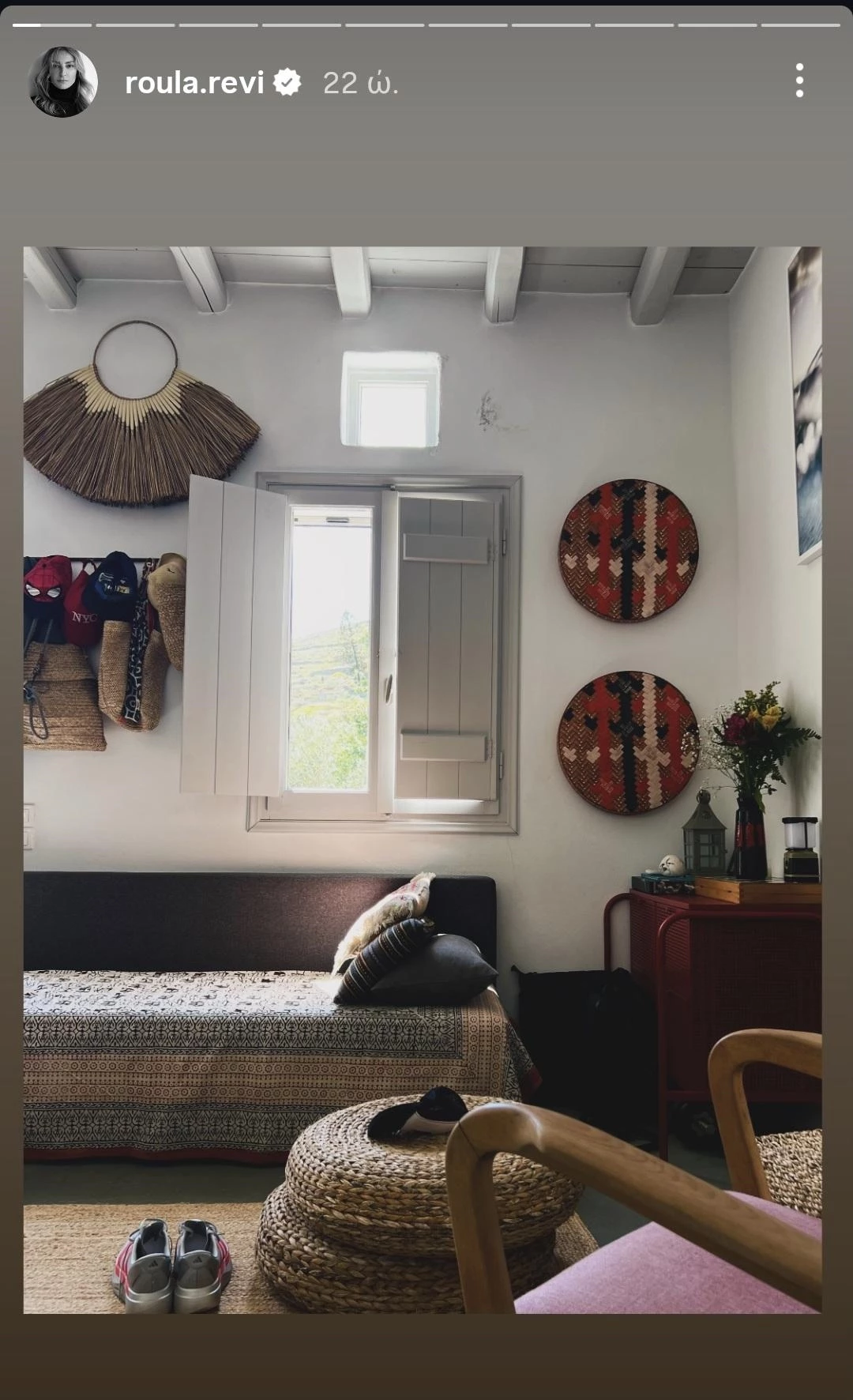 Στο εξοχικό της Ρούλας Ρέβη & του Αποστόλη Τότσικα στην Τήνο | Το boho καθιστικό με την κυκλαδίτικη αισθητική