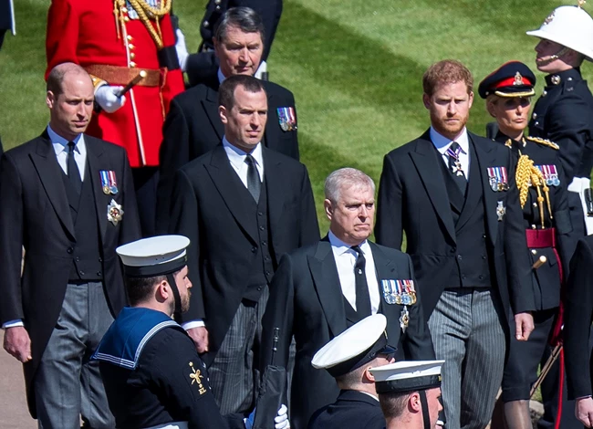 Ο πρίγκιπας William και ο πρίγκιπας Harry μίλησαν ύστερα από ένα χρόνο καθώς έφευγαν από την κηδεία (video)