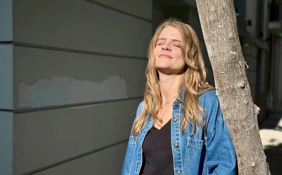 Η κόρη της Δανάης Μιχαλάκη έχει τα ομορφότερα μπουκλάκια | Το γλυκό στιγμιότυπο με τη μαμά της στον καναπέ του σπιτιού τους