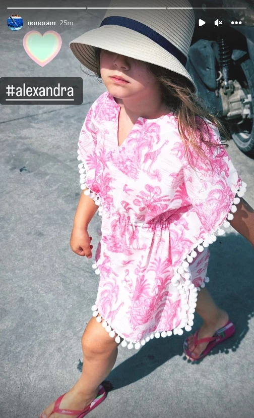 Αλεξάνδρα Μαροσούλη | Η κόρη της Ελεονώρας Μελέτη είναι το πιο stylish κορίτσι της παραλίας - Το χαριτωμένο ροζ καφτάνι και οι φούξια σαγιονάρες
