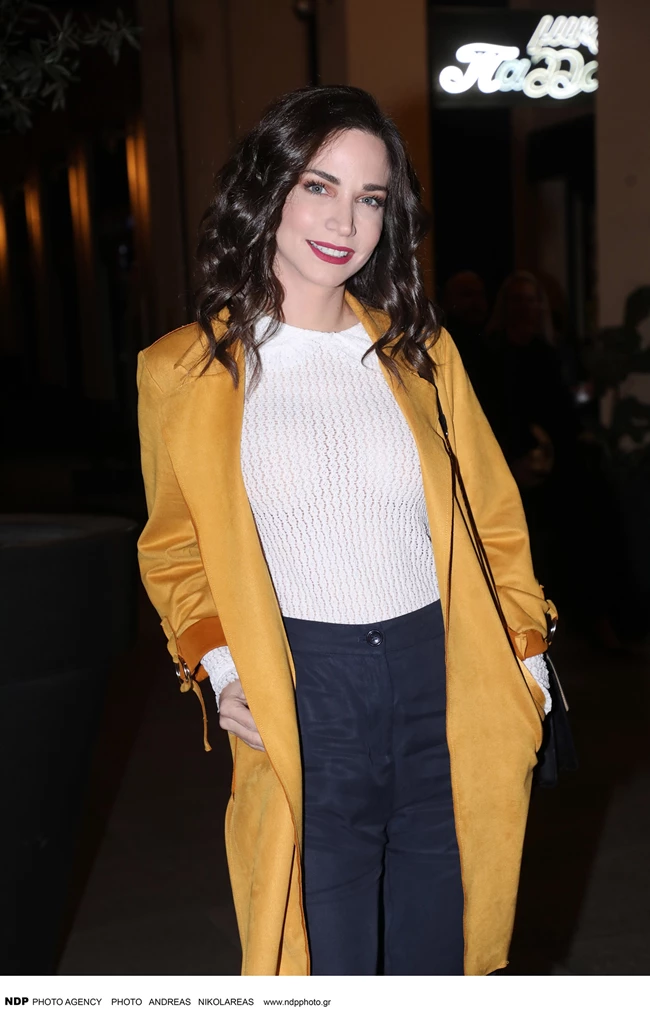 H Κατερίνα Γερονικολού λέει "ναι" στο color blocking | Το statement κροκί πανωφόρι και οι κόκκινες γόβες