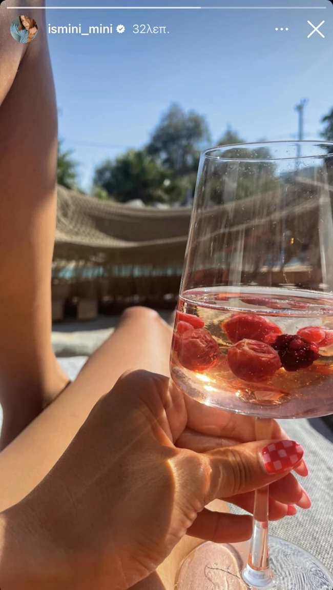 Ισμήνη Παπαβλασοπούλου | To ιδιαίτερο nail art στο μανικιούρ της δείχνει τέλειο (και) σε κοντά νύχια