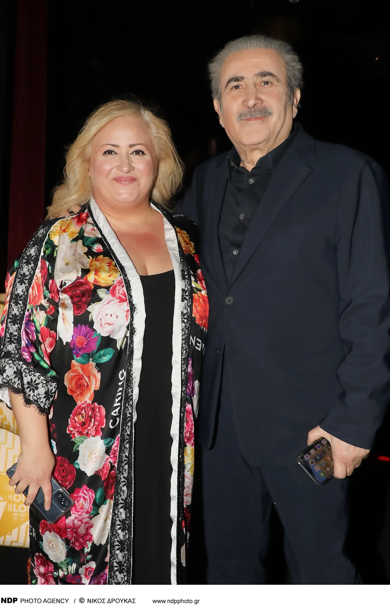 Λάκης Λαζόπουλος | Στο κέντρο που εμφανίζεται η Δέσποινα Βανδή και ο Αντώνης Ρέμος, συνοδευόμενος από γνωστή Ελληνίδα ηθοποιό