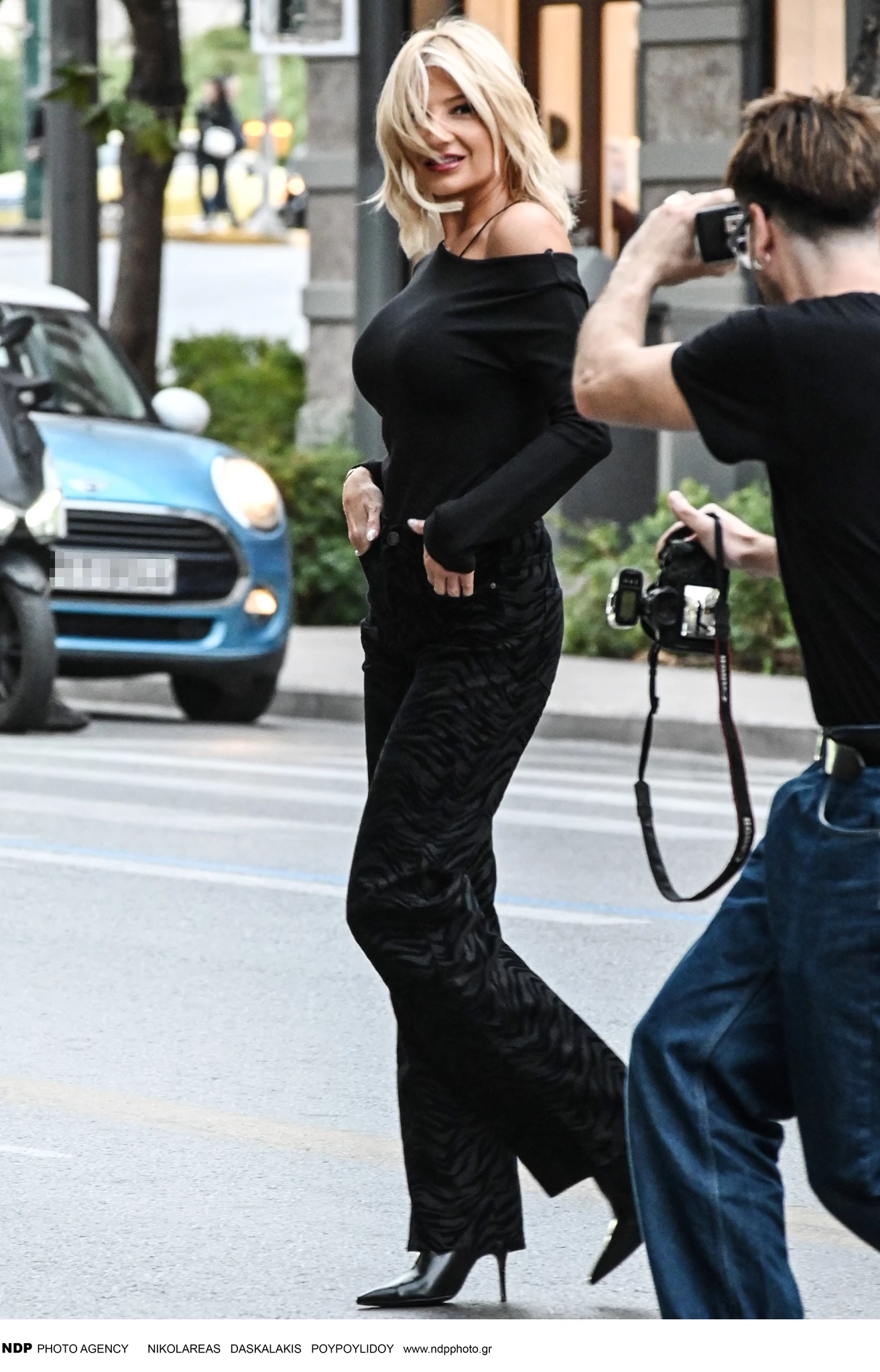 Η Φαίη Σκορδά σε φωτογράφιση στο κέντρο της Αθήνας