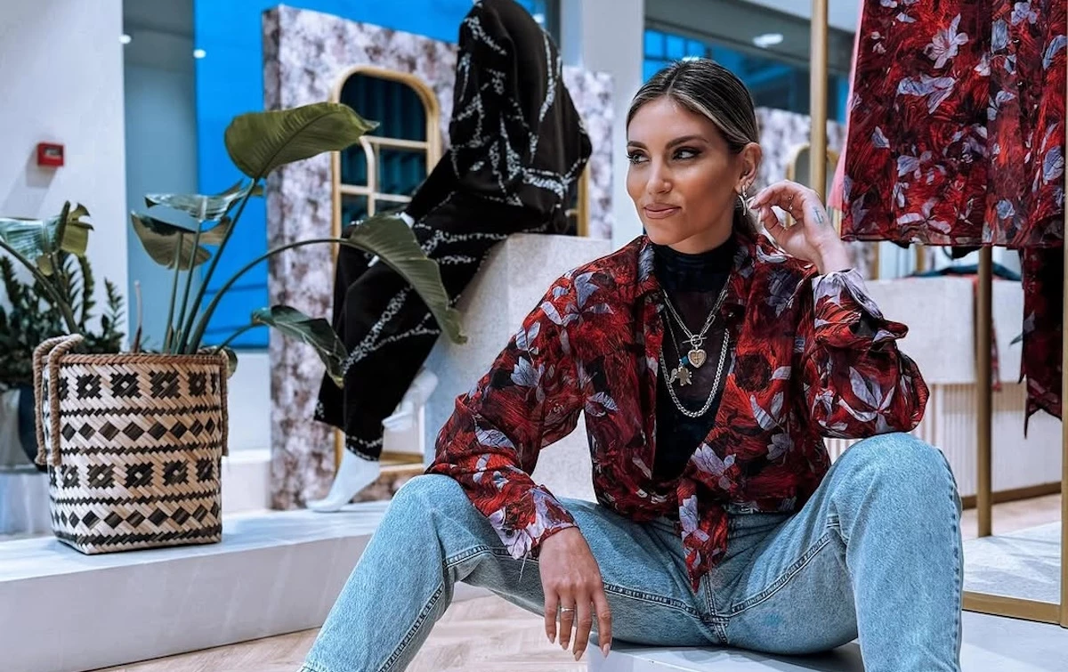 Αθηνά Οικονομάκου | Ο ανατρεπτικός συνδυασμός της με pied de poule σύνολο, lace πουκάμισο και καλσόν με σχέδια