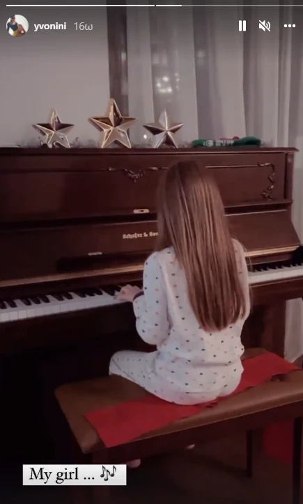 Υβόννη Μπόσνιακ | Μας δείχνει την εξάχρονη κόρη της, Ελένη, να παίζει πιάνο