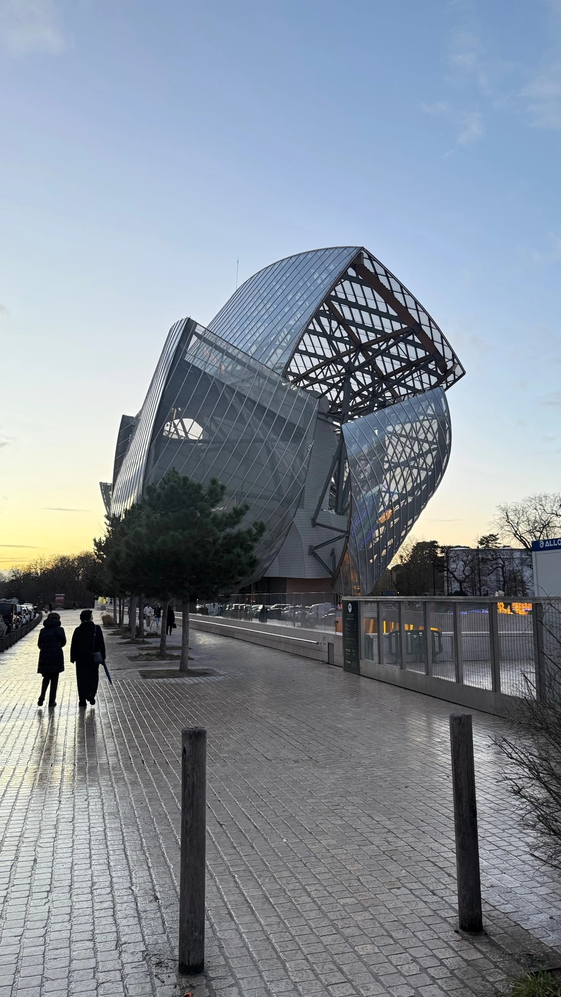 Σμαράγδα Καρύδη in Paris | Βραδινή έξοδος σε διάσημο καμπαρέ στο Παρίσι