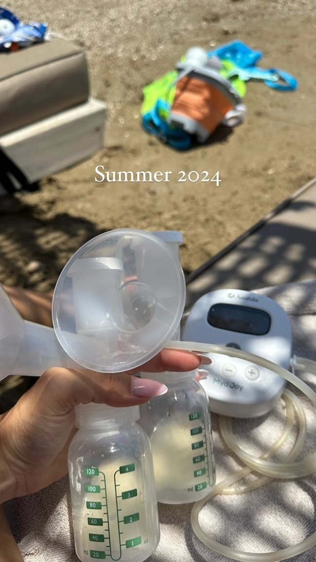 Η Κωνσταντίνα Σπυροπούλου θηλάζει στην παραλία