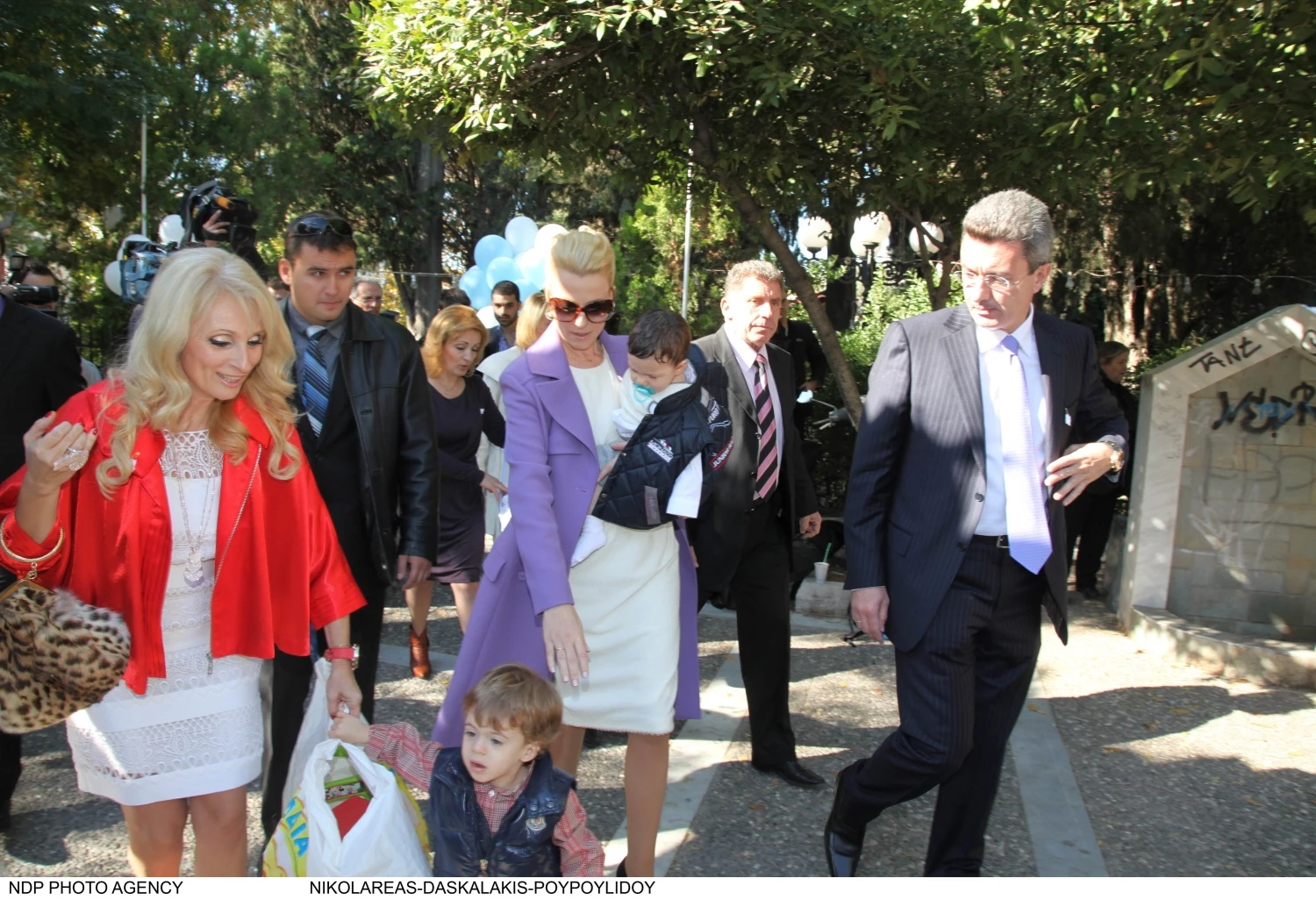 Στη βάφτιση του Αλέξανδρου Χατζηνικολάου | Τα ταιριαστό ντύσιμο του Νίκου Χατζηνικολάου και της Κρίστης Τσολακάκη στο μυστήριο
